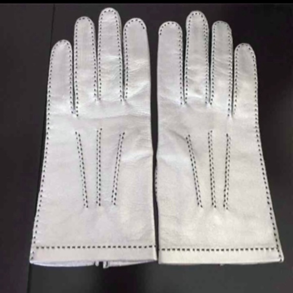 CHANEL Accessories - 🚫SOLD🚫✨Vintage CHANEL Runway CC Logo Metallic Silver Lambskin Leather Gloves